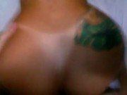 Gostosa tatuada sendo fodida de quatro na cama